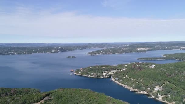 Drone Beelden Vliegen Inzoomen Richting Het Meer Bomen Hieronder Lake — Stockvideo