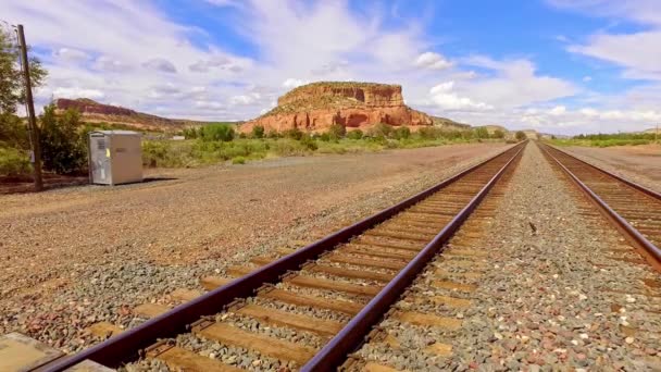 Arizona Çölü Mavi Gökyüzü Kabarık Beyaz Bulutlar Boyunca Uzanan Raylar — Stok video