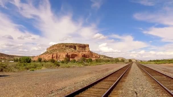 Kamera Geri Çekiliyor Yavaşça Sağdaki Demiryolunu Tarıyor Arizona Çölündeki Mavi — Stok video