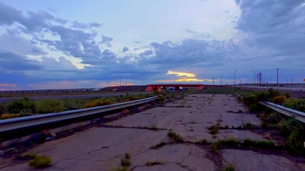 新しい高速道路66号線の隣の古い廃止された高速道路は曇りの日に — ストック動画