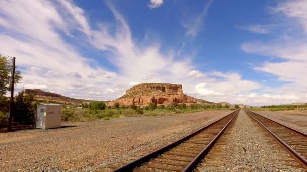 Arizona Çölü Mavi Gökyüzü Kabarık Beyaz Bulutlar Boyunca Uzanan Raylar — Stok video
