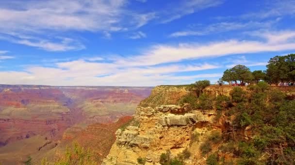 Gyönyörű Rusztikus Színű Sziklák Kék Puffadt Fehér Felhők Grand Canyon — Stock videók