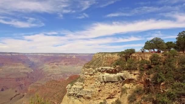 Dynamische Inzoomen Mensen Kijkpunt Grand Canyon Mooie Blauwe Hemel Gezwollen — Stockvideo