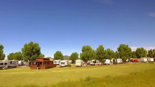 通过R 亚利桑那州的露营地 从火车车窗眺望着美丽的天空和五彩斑斓的天空 — 图库视频影像