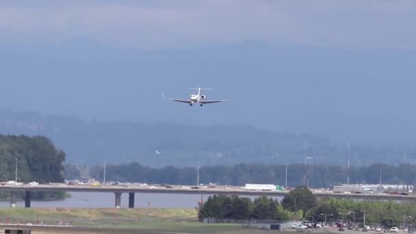 小型商业飞机在机场跑道着陆前遇到意想不到的阵风 — 图库视频影像