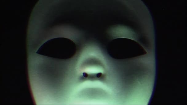 Máscara Blanca Misteriosa Oscuridad Proyección Efectos Luz Intermitente — Vídeo de stock