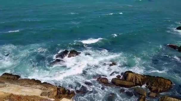 Ondas Batendo Contra Rochas Partir Uma Vista Panorâmica Oceano Caminhar — Vídeo de Stock