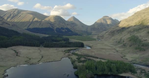 スコットランドのハイランド地方のGlen Etiveでの山と風景の空中写真 — ストック動画