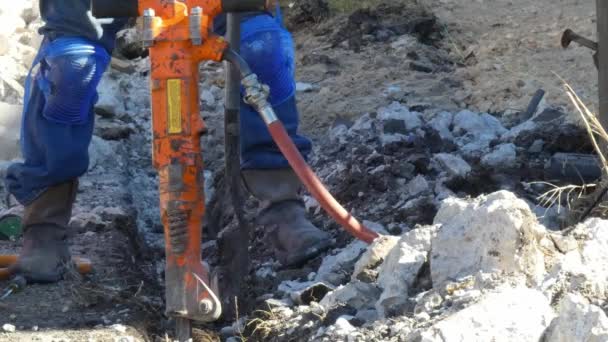 Man Opruimen Puin Met Schop Loopgraaf Door Zijn Boer Hamer — Stockvideo