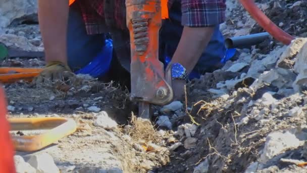 Mann Räumt Schutt Mit Der Hand Graben Mit Dem Presslufthammer — Stockvideo