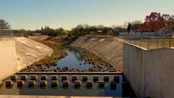 Översvämningsskydd Avrinning Område Texas San Antonio Med Kameran Långsamt Zooma — Stockvideo