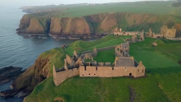 苏格兰阿伯丁郡邓诺塔尔城堡的空中录像 — 图库视频影像