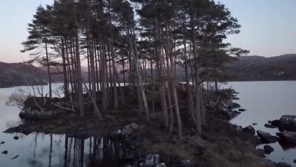 Riprese Aeree Sul Loch Druim Suardalain Guardando Verso Montagna Suilven — Video Stock