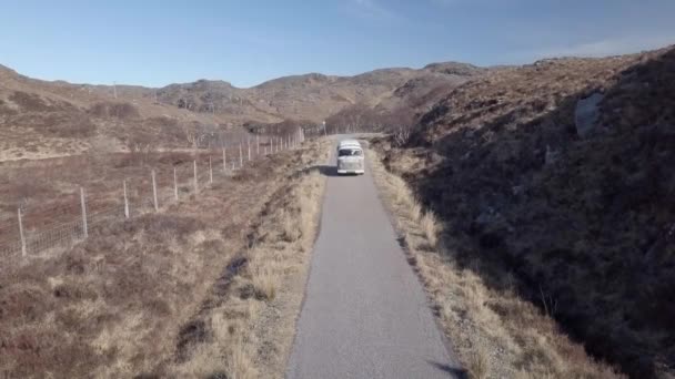 Filmagem Aérea Campervan Vintage Dirigindo Por Uma Estrada Rural Dia — Vídeo de Stock