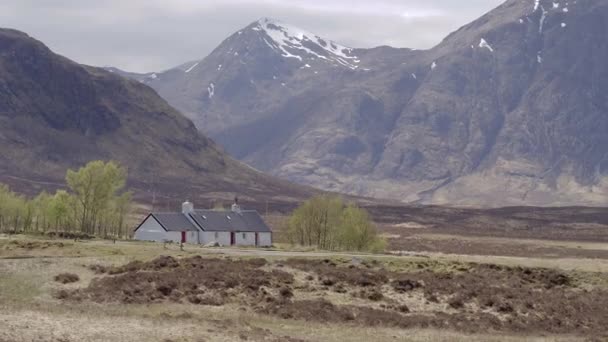 Filmagem Aérea Blackrock Cottage Dia Ensolarado Glencoe Scottish Highlands Escócia — Vídeo de Stock