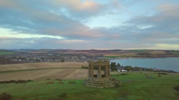 Stonehaven Savaş Anıtı Nın Hava Görüntüleri Gün Doğumunda Aberdeenshire Skoçya — Stok video