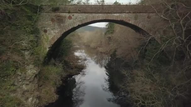 Luchtbeelden Die Onder Een Afgedankte Brug Foyers Naar Loch Ness — Stockvideo