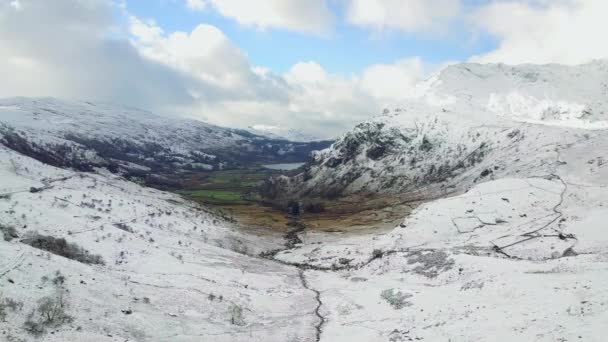 Images Aériennes Une Vallée Enneigée Snowdonia Regardant Vers Llyn Gwynant — Video