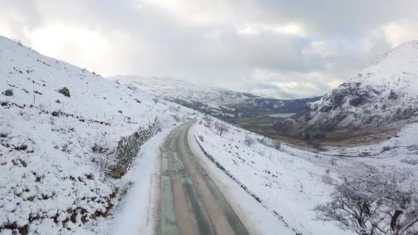 Snowdonia Kar Kaplı Bir Yolun Hava Görüntüleri Llyn Gwynant Nant — Stok video