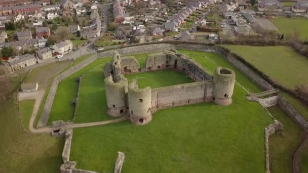 Güneşli Bir Günde Rhuddlan Kalesi Nin Hava Görüntüleri Denbighshire Kuzey — Stok video