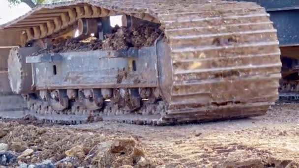挖掘机在穿越建筑工地时关闭轨道 — 图库视频影像