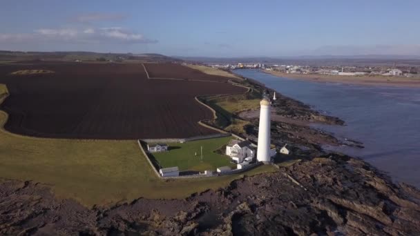 Filmagem Aérea Farol Scurdie Ness Montrose Dia Ensolarado Angus Escócia — Vídeo de Stock