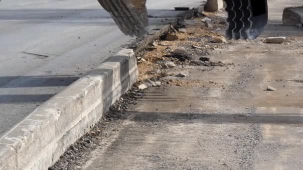 高速道路を広げるために古い縁をつかむと削除掘削機のバケツのビューを閉じます — ストック動画