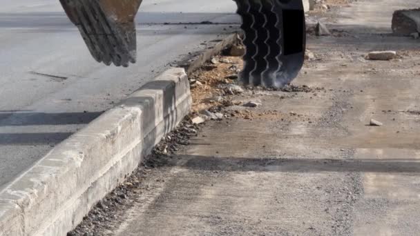 闭合看挖掘机铲平旧路以拓宽道路的桶 — 图库视频影像