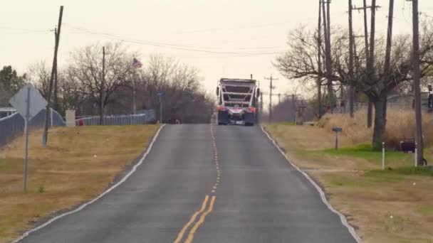 Caminhões Grandes Equipamento Que Passam Alto Uma Colina Uma Estrada — Vídeo de Stock