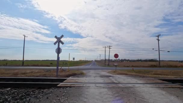 在得克萨斯州偏远农村地区的一个铁路交叉口拍摄的时间 — 图库视频影像