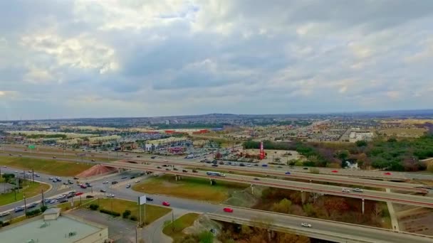 忙しい交差点とテキサス州の高速道路の接合部のドローン映像 — ストック動画