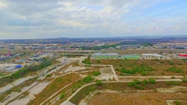 Drone Filmato Della Pianura Alluvionale Con Negozi Parcheggi Strada Autostrada — Video Stock