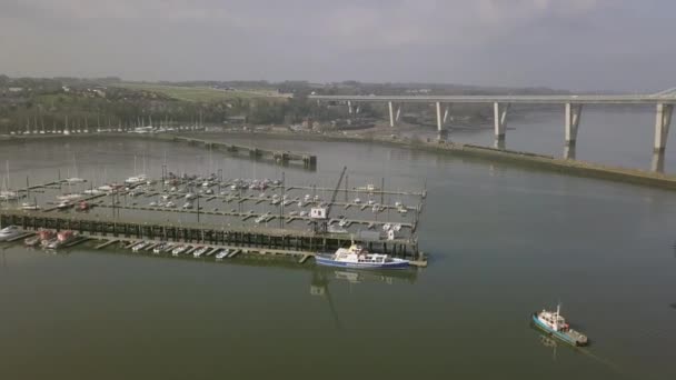 Letecký Záznam Rybářského Člunu Vracejícího Přístavu South Queensferry Slunečného Dne — Stock video