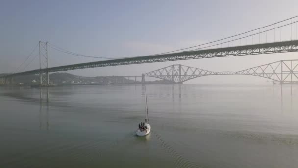 Съемка Воздуха Парусного Судна Плывущего Мостом Форт Роуд Южном Квинсферри — стоковое видео