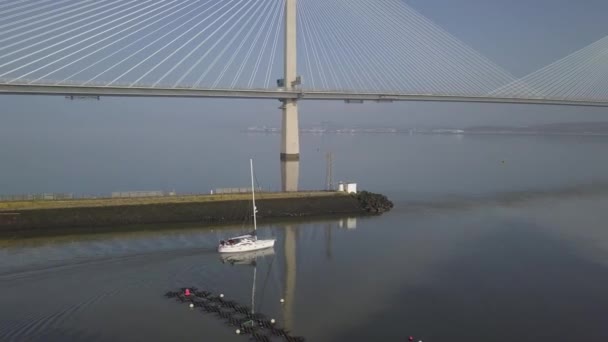 Letecký Záznam Plachetnice Opouštějící Přístav South Queensferry Mostem Queensferry Crossing — Stock video