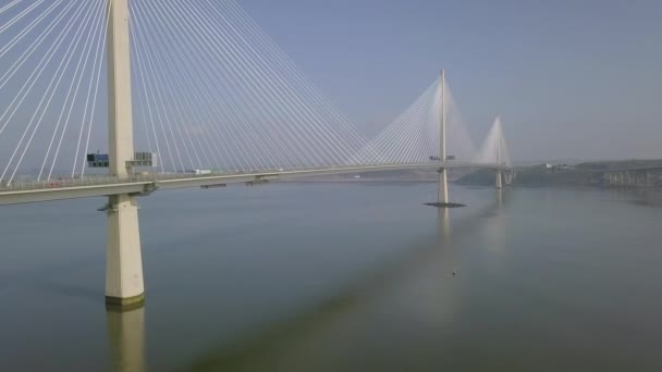 苏格兰西洛锡安一个阳光明媚的日子 空中拍摄的穿越南皇后轮渡桥的交通镜头 — 图库视频影像