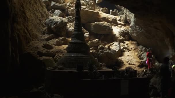 Cueva Oscuro Interior Agujero Claro Templo Pagoda — Vídeos de Stock
