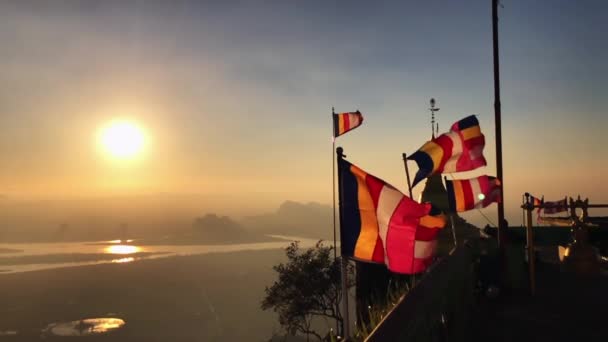 Bandeiras Budistas Mosteiro Vista Superior Montanha Câmera Lenta Rio Por — Vídeo de Stock
