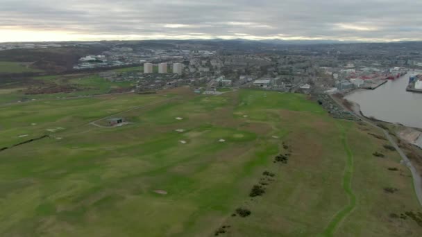 Luftfoto Aberdeen Golfbane Med Byen Baggrunden Overskyet Dag Aberdeenshire Skotland – Stock-video
