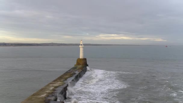 มมองทางอากาศของ South Breakwater ทางเข าเร Aberdeen Aberdeenshire สกอตแลนด — วีดีโอสต็อก