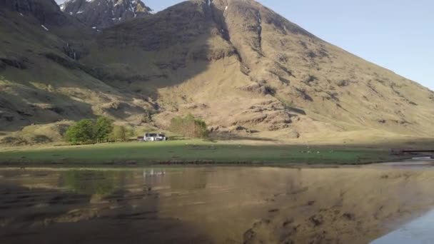 Voando Sobre Loch Achtriochtan Direção Uma Casa Campo Nas Terras — Vídeo de Stock