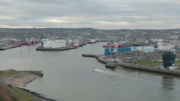 Aerial View Small Boat Entering Aberdeen Harbour Cloudy Day Aberdeenshire — Stock Video