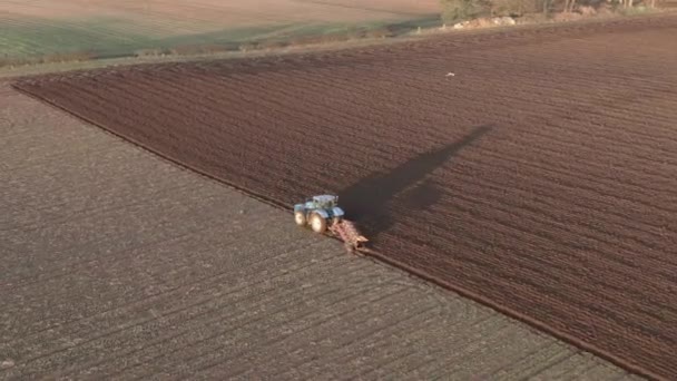 Luftaufnahme Eines Traktors Der Einem Sonnigen Tag Ein Feld Aberdeenshire — Stockvideo