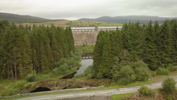 Вид Воздуха Плотину Clatteringshaws Лесном Парке Дамфрис Галлоуэй Шотландия — стоковое видео