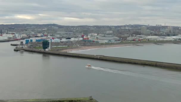 Vista Aérea Pequeño Barco Que Entra Puerto Aberdeen Día Nublado — Vídeo de stock