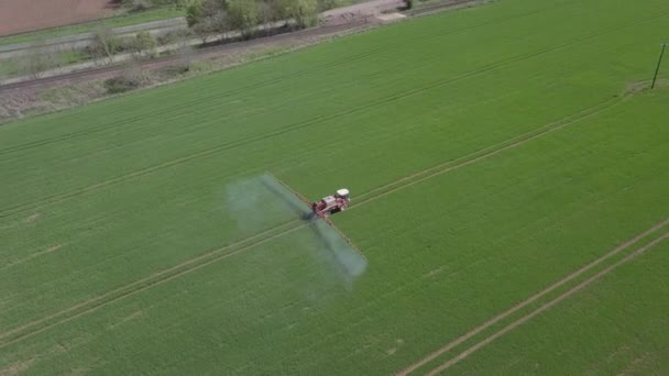 苏格兰 阿伯丁郡 在阳光灿烂的一天 一个农民在田里喷洒庄稼的空中景象 — 图库视频影像