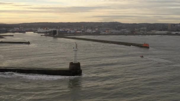 Flygfoto Över Liten Båt Som Går Aberdeens Hamn Aberdeenshire Skottland — Stockvideo