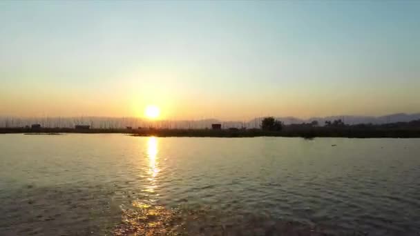 Παλιά Βάρκα Ταχύτητα Ταξίδια Λίμνη Μιανμάρ Inle Λίμνη Ηλιοβασίλεμα — Αρχείο Βίντεο