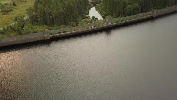 공중에서 Clatteringshaws Dam Dumfries Galloway Forest Park Scotland — 비디오