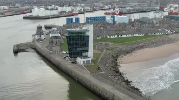 Luftaufnahme Des Schifffahrtskontrollzentrums Hafen Von Aberdeen Einem Bewölkten Tag Aberdeenshire — Stockvideo